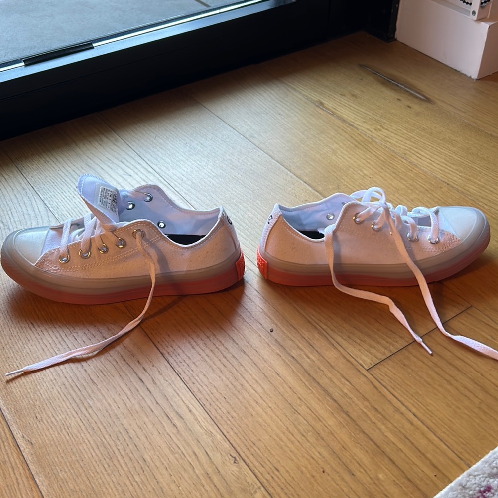 White canvas Converse, size 6 Women’s / size 4 Men’s.